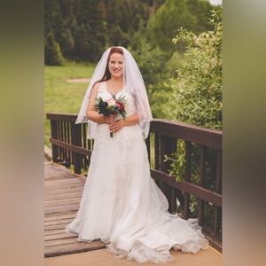 Sleeveless V-neck white lace & tulle wedding dress with train and bustle Sz 14